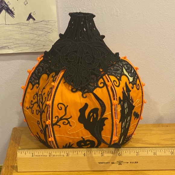 Homemade GLOWING Haunted House embroided pumpkin - Picture 4 of 8